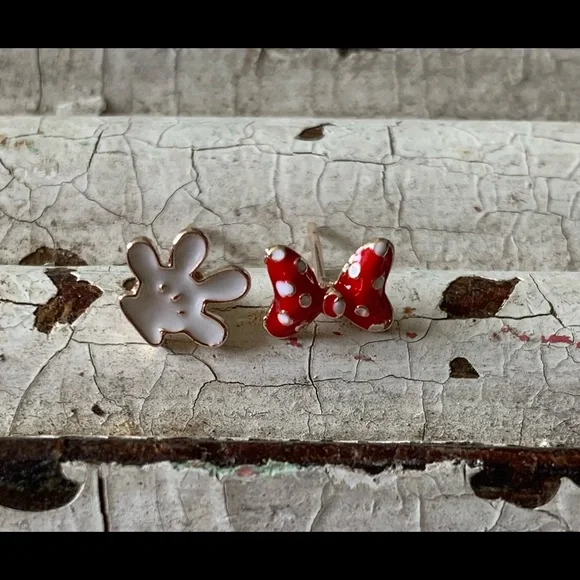 Brand new adorable delicate Minnie Mouse inspired asymmetrical stud earrings - Picture 2 of 4